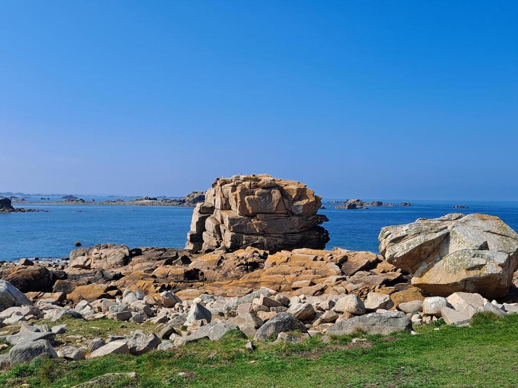 une pile de rochers sur le rivage d'une masse d'eau dans l'établissement Adonis, à Paimpol