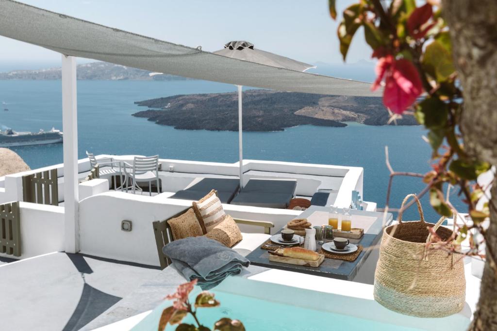una mesa con comida encima de un barco en Chess House - Santorini Traditional Home, en Imerovigli