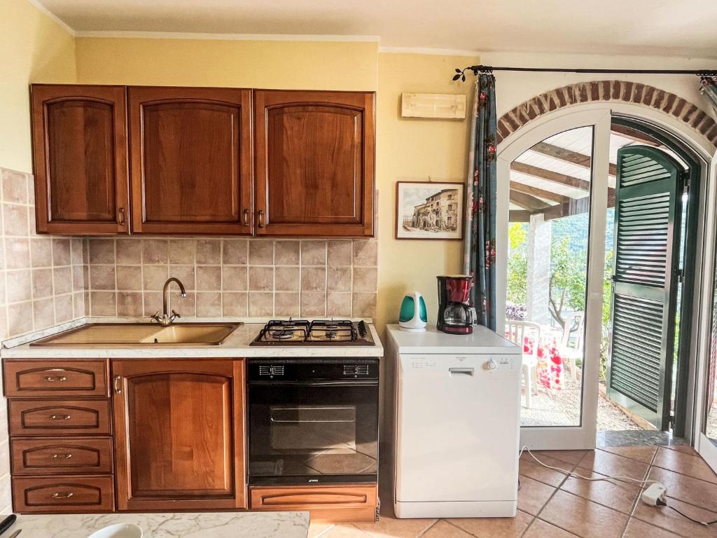 Kuchyňa alebo kuchynka v ubytovaní Apartment Giglio - VLO205 by Interhome