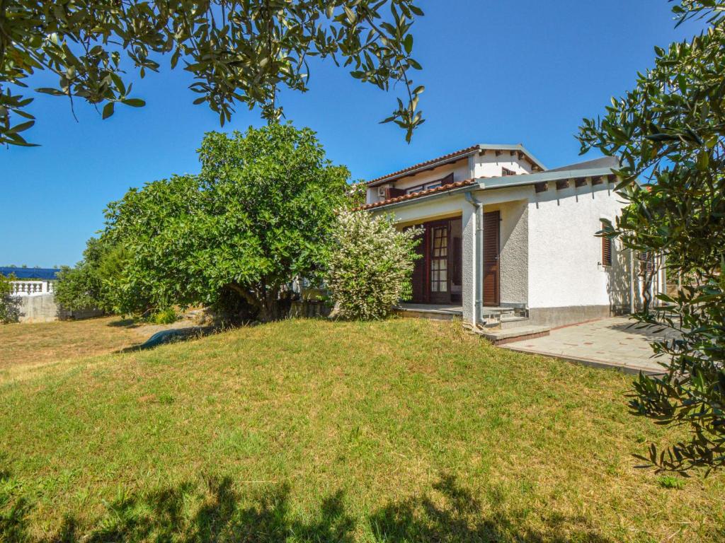 un’immagine di una casa con cortile di Holiday Home Karmela by Interhome a Vodice