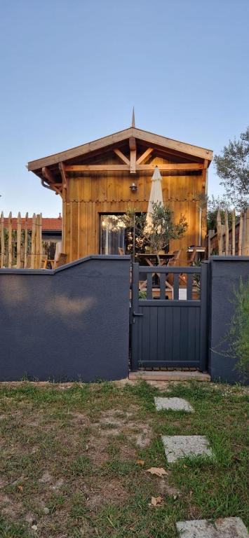une maison avec un portail et une clôture dans l'établissement Casa Leo, à Gujan-Mestras