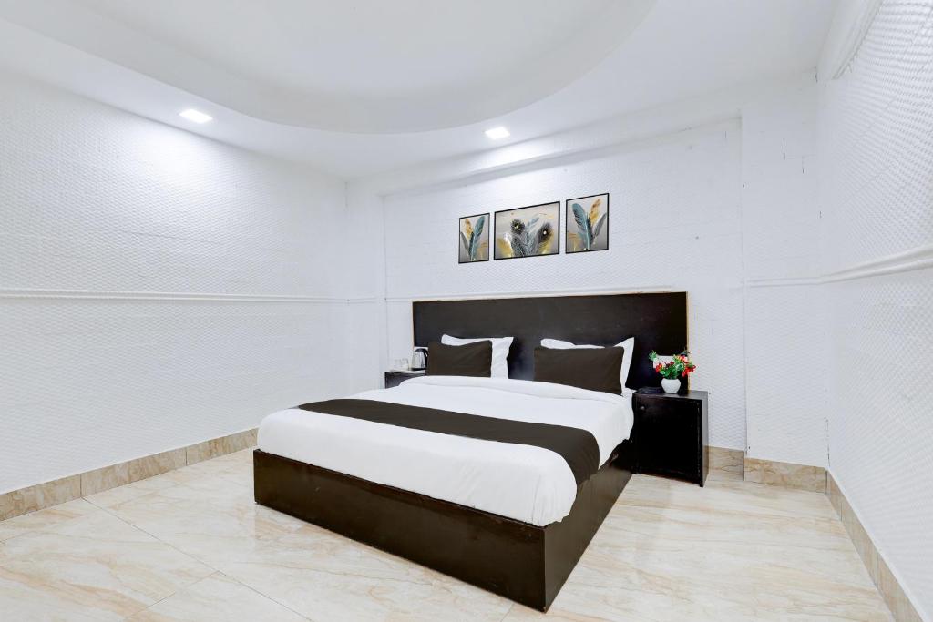 Postel nebo postele na pokoji v ubytování Hotel O Grand Heights