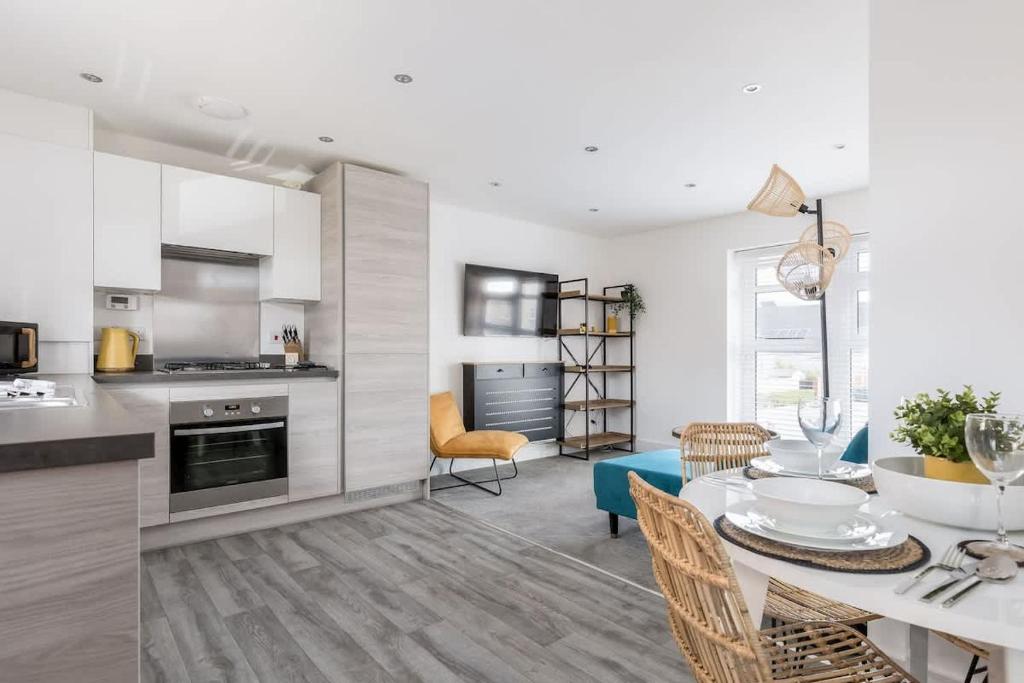 Dapur atau dapur kecil di Seas the Day - Moments from Hamworthy Beach and Park