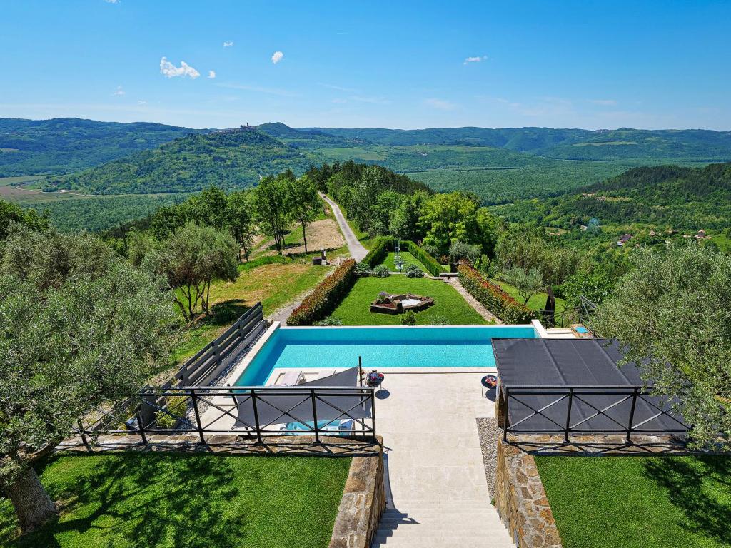 una vista aerea di una villa con piscina di Villa Villa Over the Hilltop by Interhome a Bencani