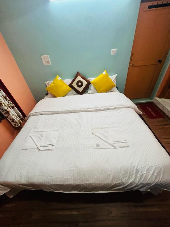 Postel nebo postele na pokoji v ubytování Hozer Homestay