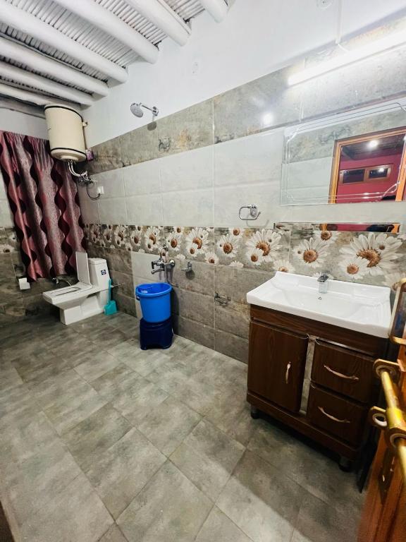 Koupelna v ubytování Hozer Homestay