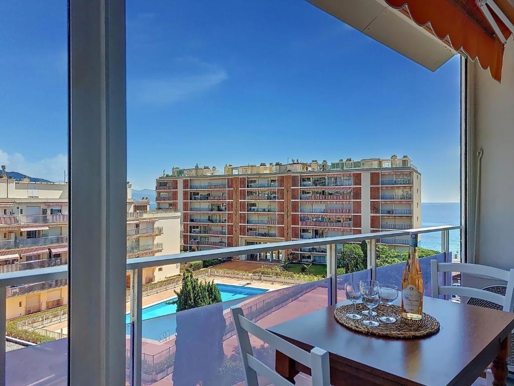 d'un balcon avec une table et une vue sur un bâtiment. dans l'établissement Apartment Le Bonaparte-2 by Interhome, à Roquebrune-Cap-Martin