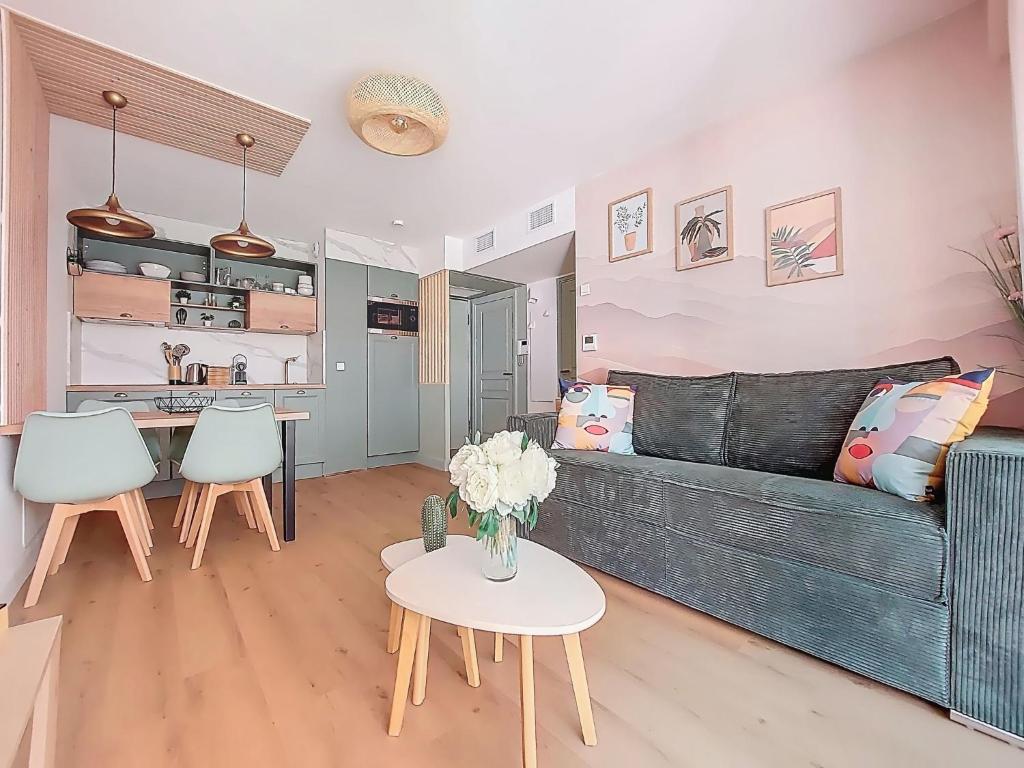 un salon avec un canapé noir et une table dans l'établissement Apartment New Beach-2 by Interhome, à Roquebrune-Cap-Martin