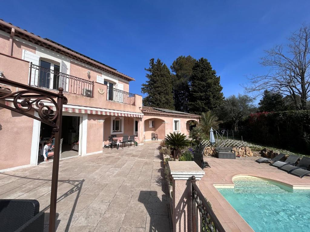 une maison avec une piscine à côté d'un bâtiment dans l'établissement Villa swimmingpool 5min walk from Valbonne village, à Valbonne