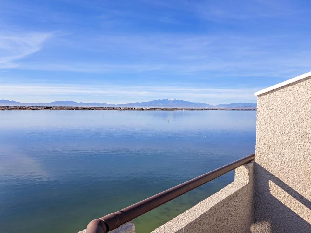 une vue sur une grande étendue d'eau dans l'établissement Apartment Les Marquises-6 by Interhome, au Barcarès