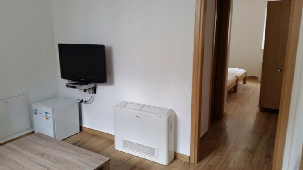 Televízia a/alebo spoločenská miestnosť v ubytovaní Guest house Jere Old Town