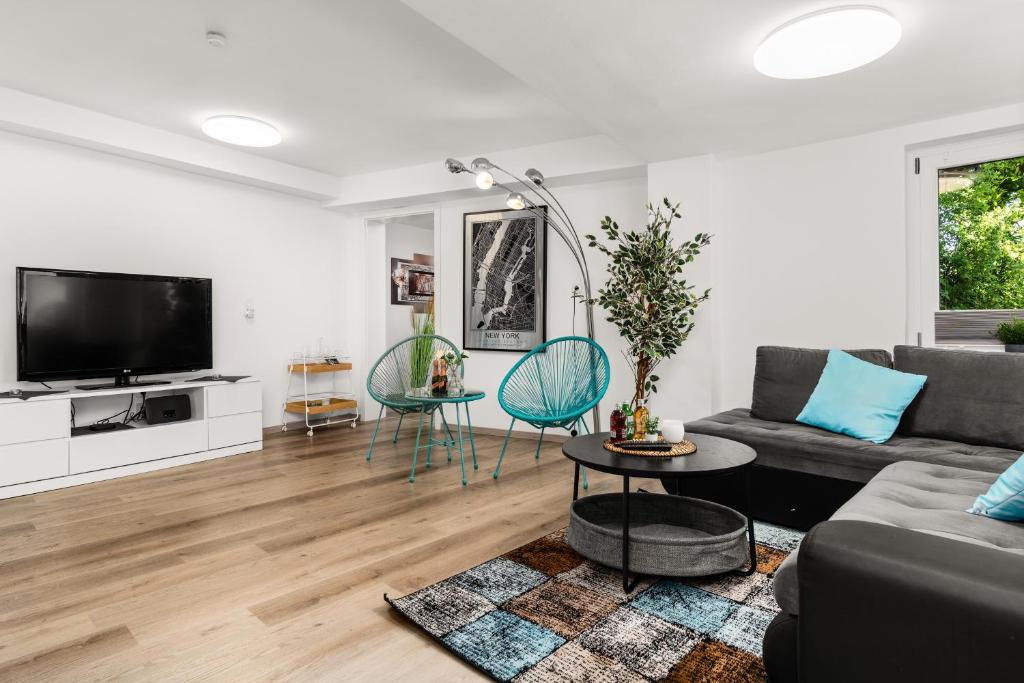 Et tv og/eller underholdning på MOLA Apartments-Ferienwohnung für 5 Personen-separater Eingang-Gratis Parkplatz-Terrasse-Grill-Highspeed WLAN-auch für Langzeit geeignet