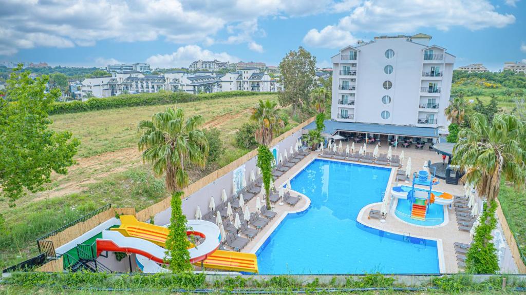 Bazén v ubytování Q Ella Beach Hotel nebo v jeho okolí