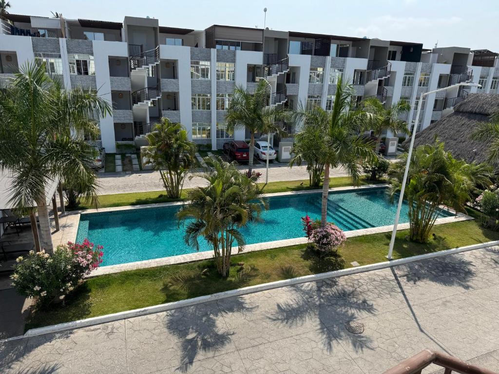 an overhead view of a swimming pool in front of a building at 3E- Condominio exclusivo con alberca in Manzanillo