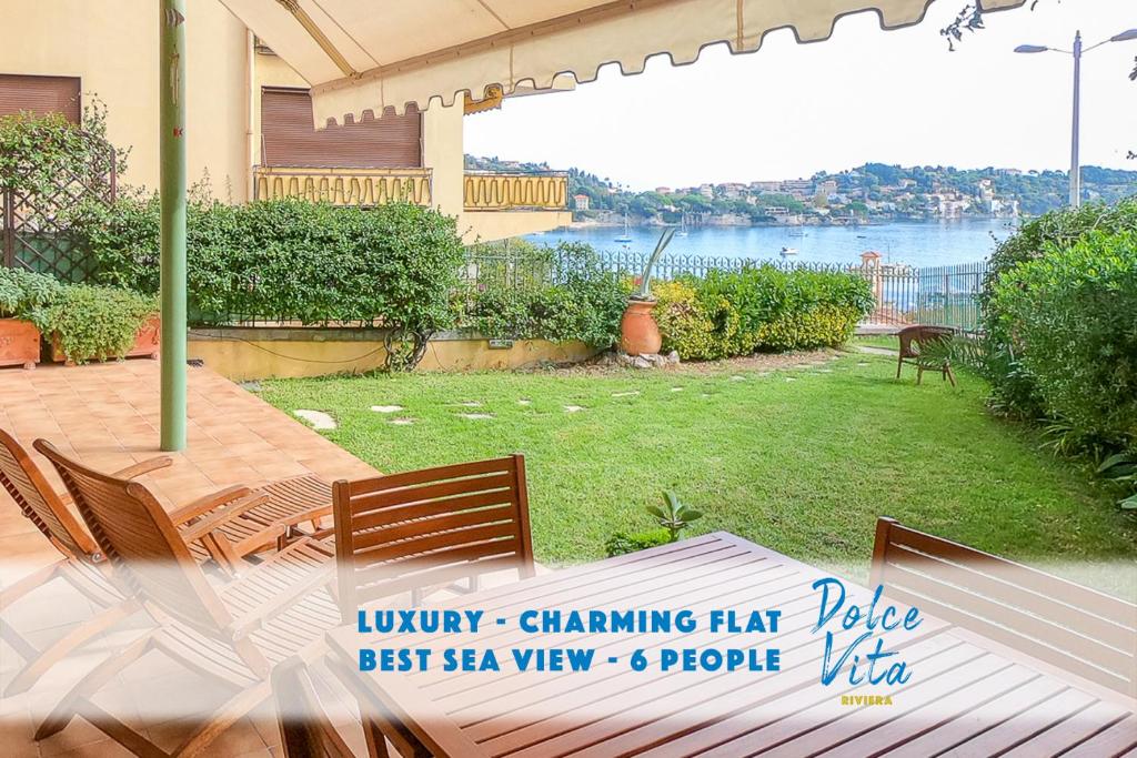d'une terrasse avec des chaises et une vue sur l'eau. dans l'établissement Le Marie Jeanne 6 Pers Giardino Vista Mare, à Villefranche-sur-Mer