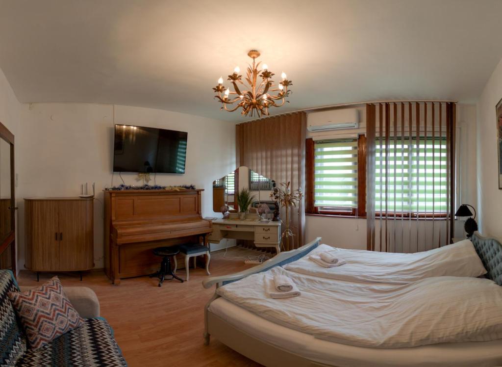 Ένα ή περισσότερα κρεβάτια σε δωμάτιο στο Pink Hudini Home