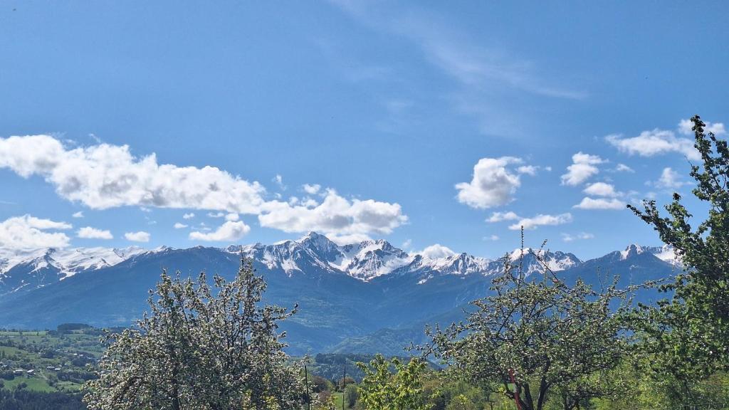 - une vue sur une chaîne de montagnes enneigée dans l'établissement Maison de montagne - Aux Rousses - Réallon - Serre-Ponçon, à Réallon