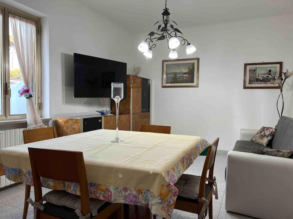Un comedor con una mesa y un sofá. en Villa Wanda, en Anzio