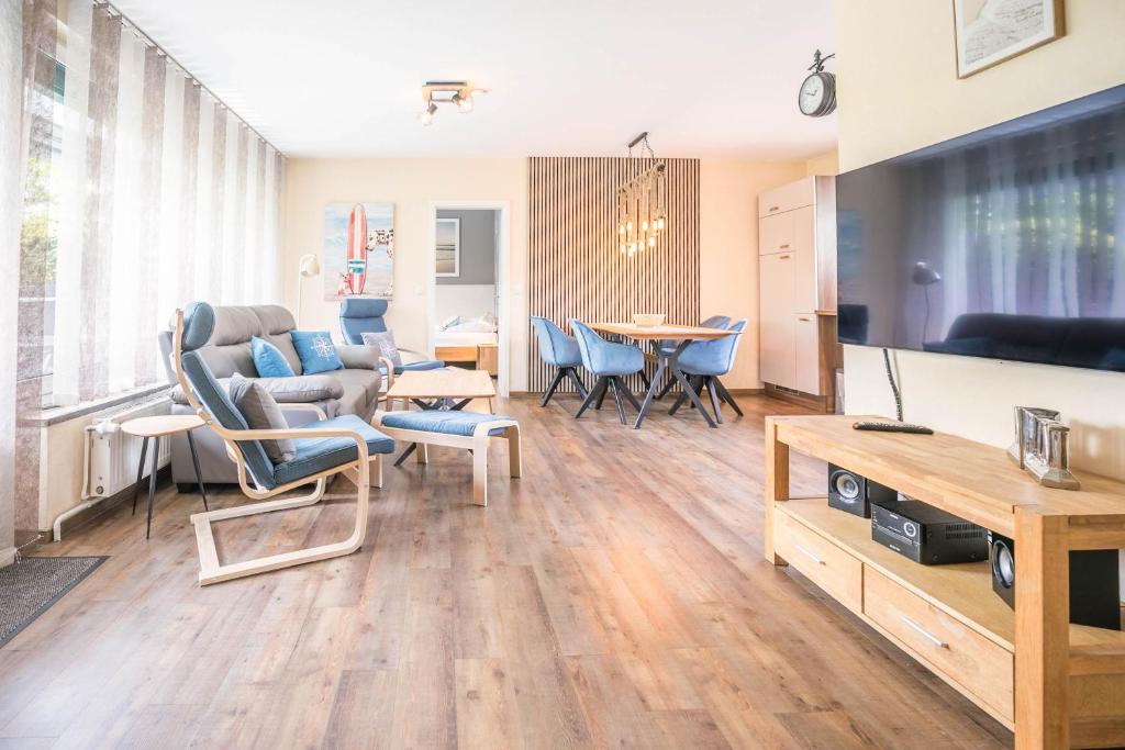 a living room with a couch and a table at "Haus Hinnerk 3" Haus Hinnerk 3, Bungalow in Büsum