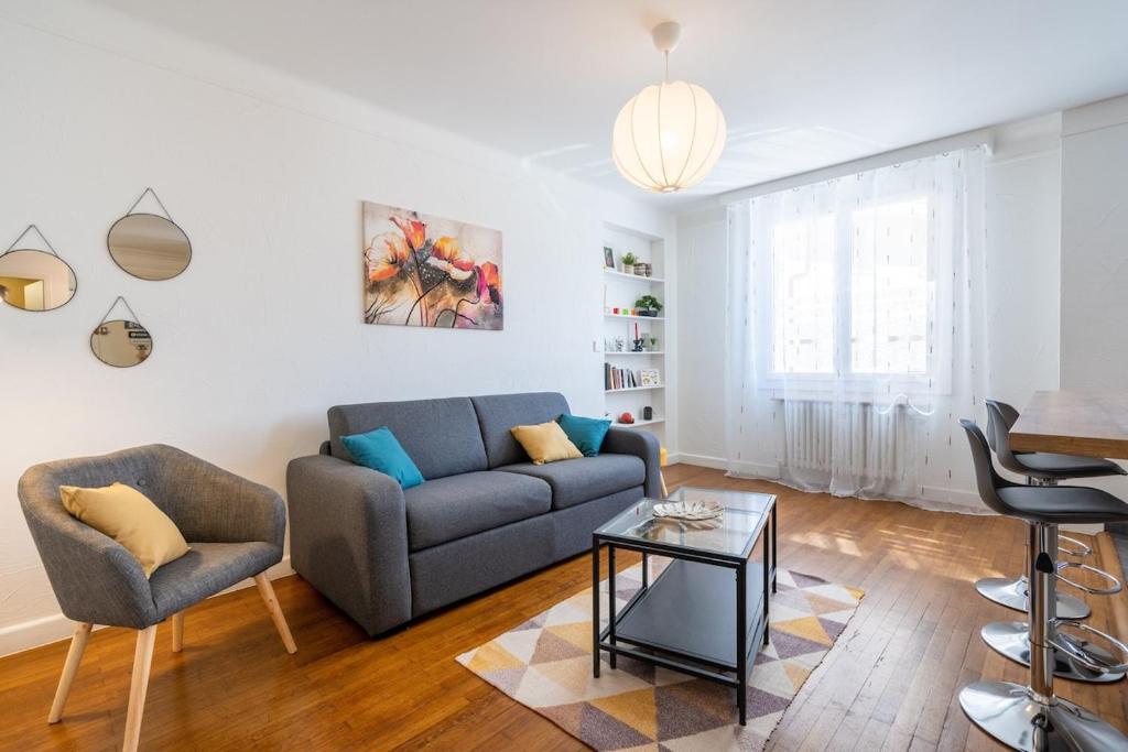 un salon avec un canapé et une table dans l'établissement L'artiste, à Annecy