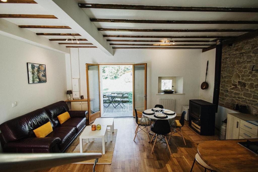 un salon avec un canapé et une table dans l'établissement La Petite Angele Cocon entre Terre et Mer, à Saint-Pierre-Église