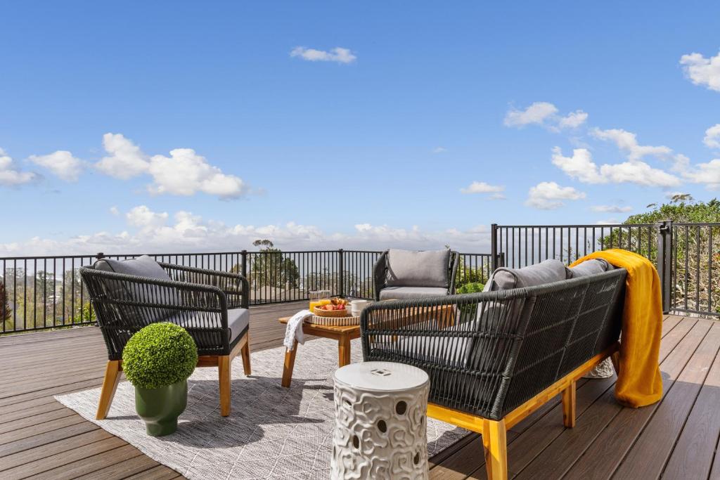 מרפסת או טרסה ב-Serene Oceanview Escape with Expansive Deck home
