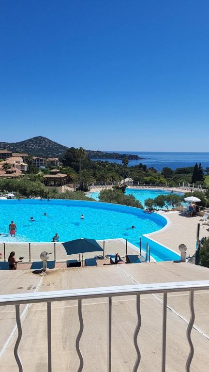 une vue sur une grande piscine au bord de l'océan dans l'établissement Appartement Cap Estérel, à Saint-Raphaël