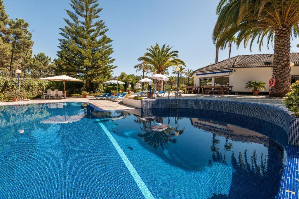 Bazén v ubytování Villa Das Palmeiras nebo v jeho okolí