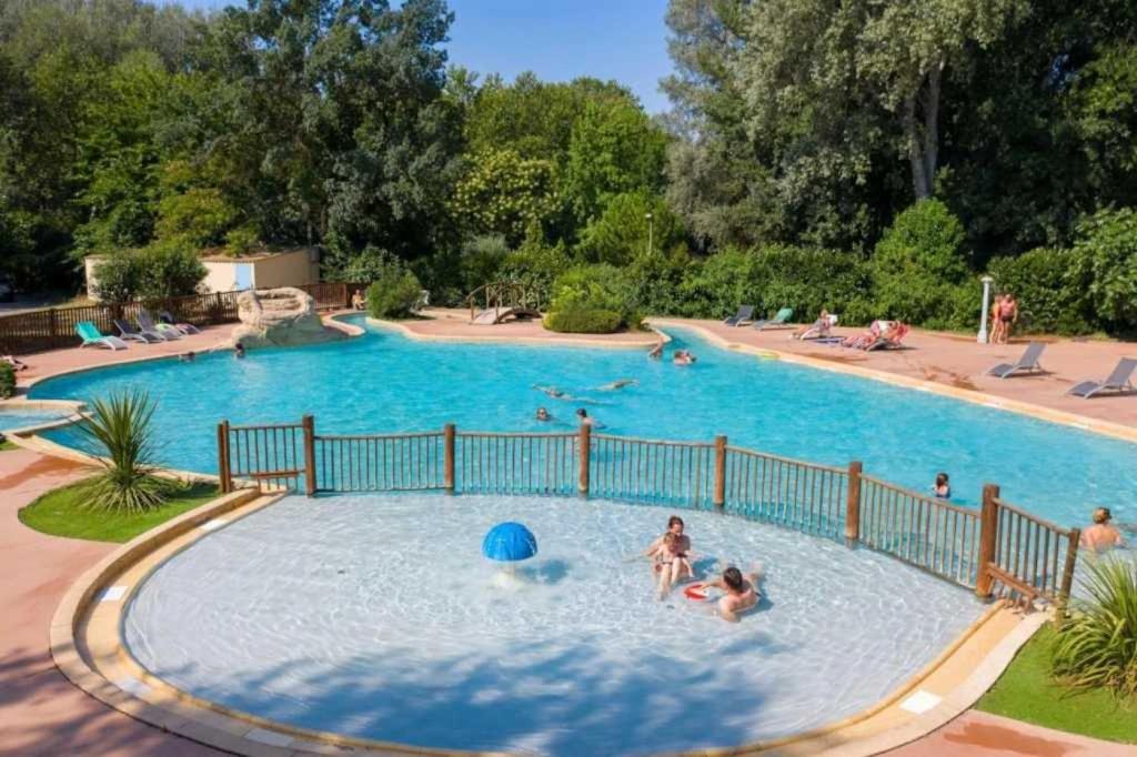 Bazén v ubytování Camping 4 étoiles - Piscine - ef00ai nebo v jeho okolí