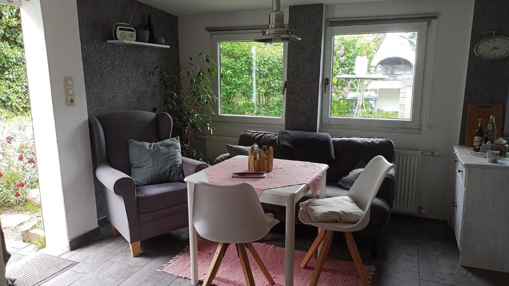 a living room with a table and two chairs at Butje in Zinnowitz