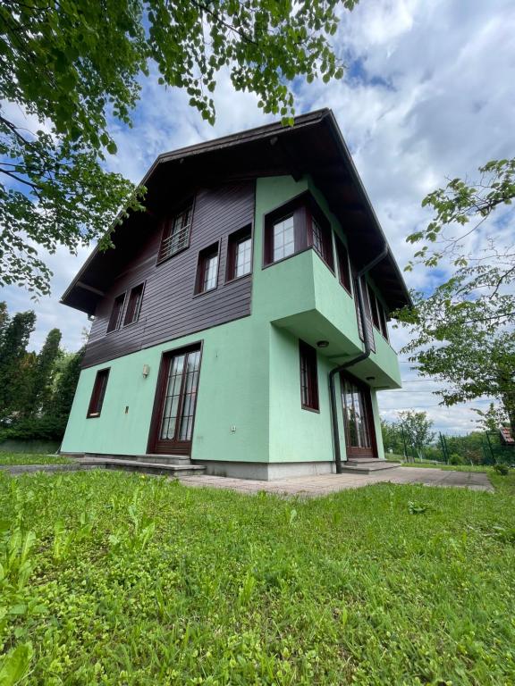 Budova, kde se vila nachází