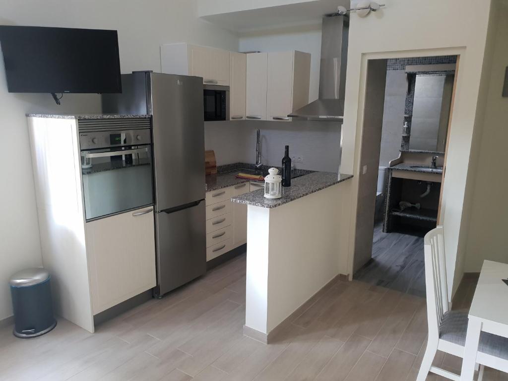 kuchnia z białymi szafkami i blatem w obiekcie Ruhige Ferienwohnung Für 4 Personen w Costa Teguise