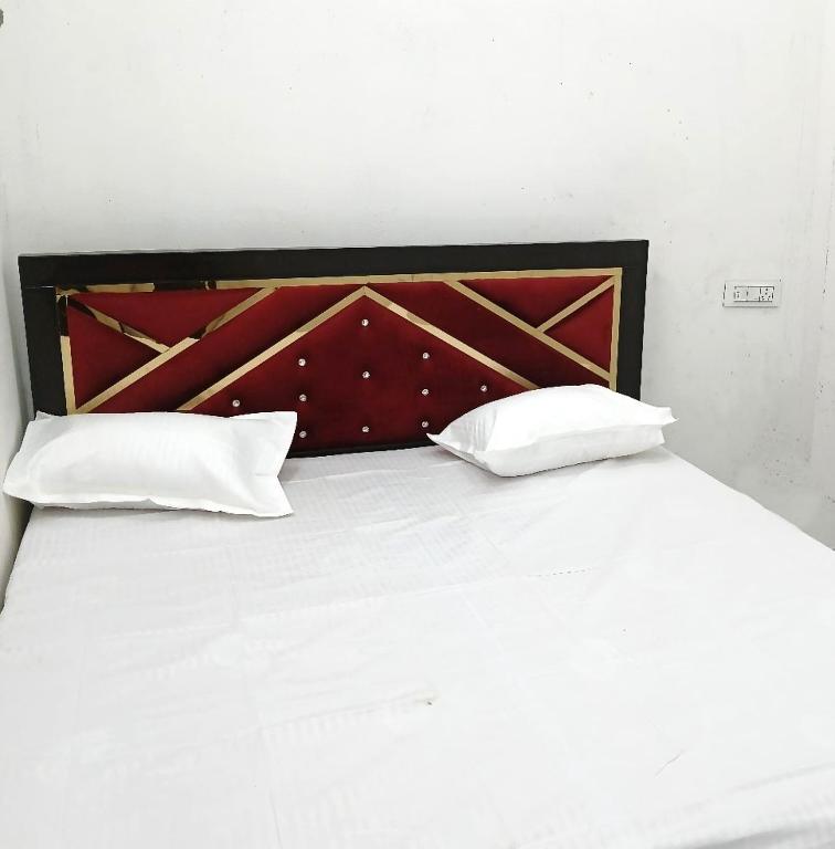 Awadh Biharee Inn客房内的一张或多张床位