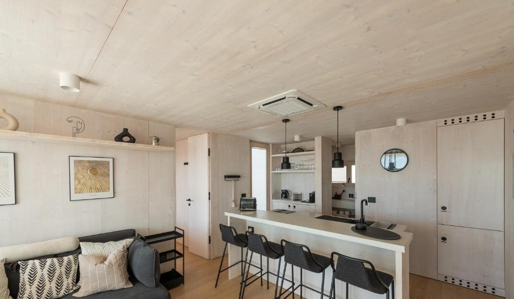 Kuchyňa alebo kuchynka v ubytovaní BUQEZ Home&Sea Vila 65, 32