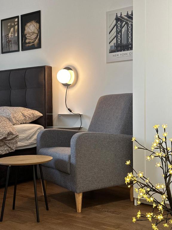 ein Wohnzimmer mit Sofa und Tisch in der Unterkunft Sleep&Fly 1 Belgrade in Belgrad
