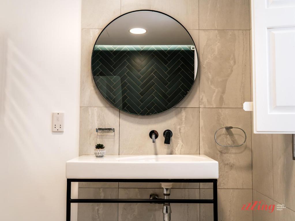 Yolanda Boutique Suites by Zzzing - 11