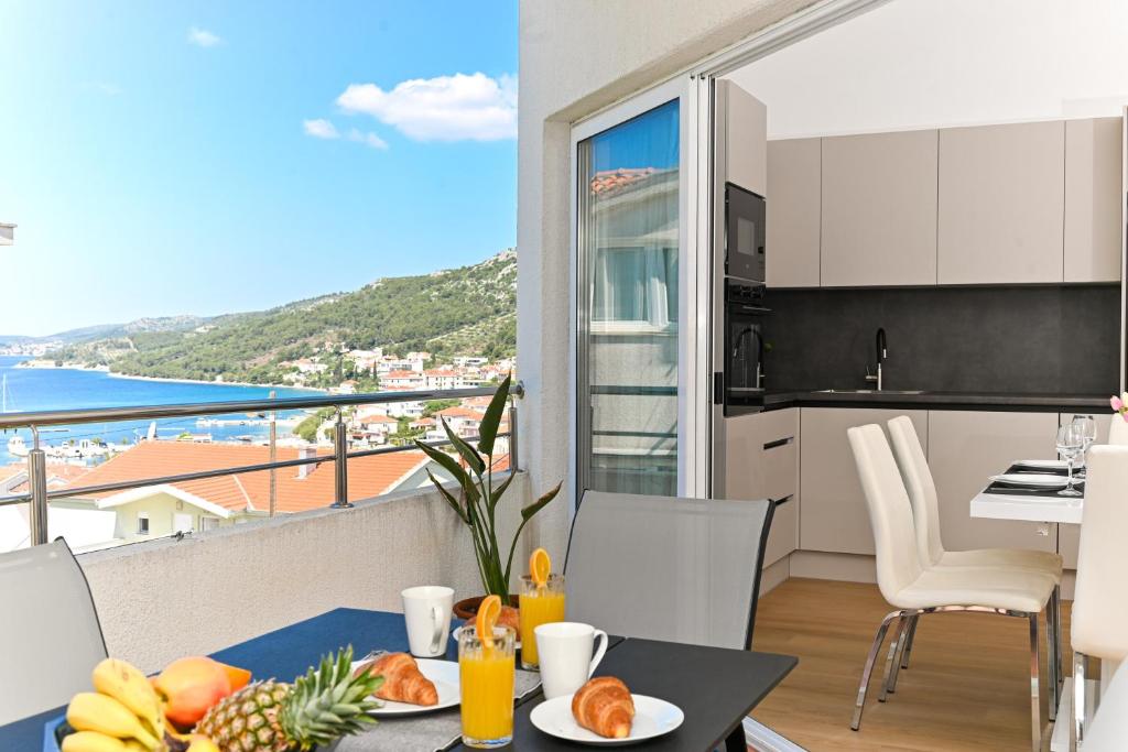una cucina e una sala da pranzo con vista sull'oceano di Apartmani Kristina a Seget Vranjica