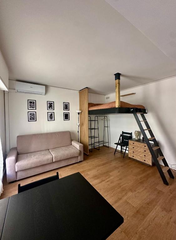 - un salon avec un canapé et une mezzanine dans l'établissement Chez LauLau, à Menton