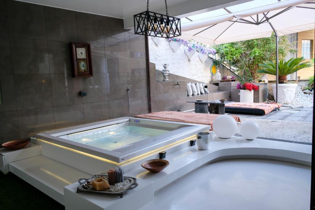 a large tub in a room with at Mini piscina idromassaggio giardino e vista a mare in Tencarola