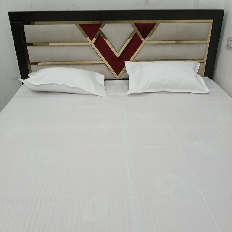 Awadh Biharee Inn客房内的一张或多张床位