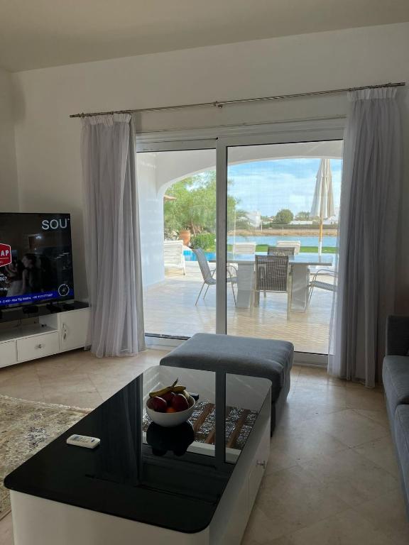 TV a/nebo společenská místnost v ubytování white villa 4 bedroom elgouna heated pool