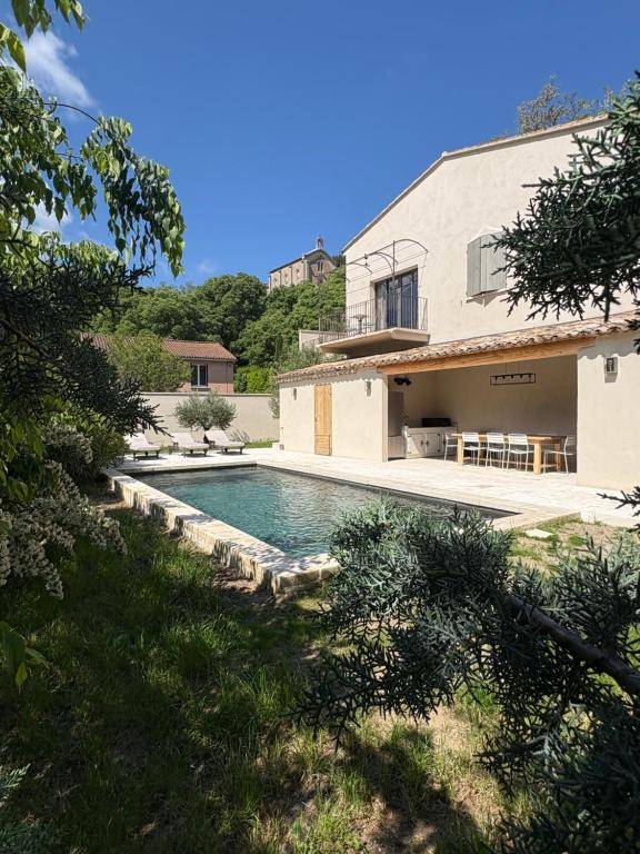 una piscina davanti a una casa di La Mirande à Lacoste a Lacoste