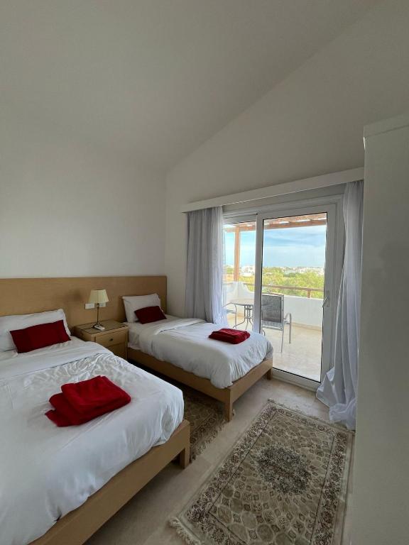 Postel nebo postele na pokoji v ubytování white villa 4 bedroom elgouna heated pool