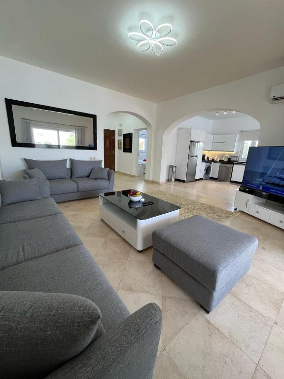 Posezení v ubytování white villa 4 bedroom elgouna heated pool