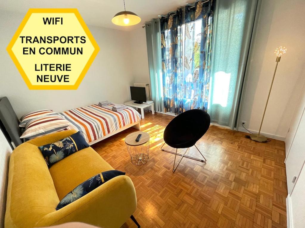 - un salon avec un canapé jaune et un lit dans l'établissement Le Cocon Annécien, à Annecy