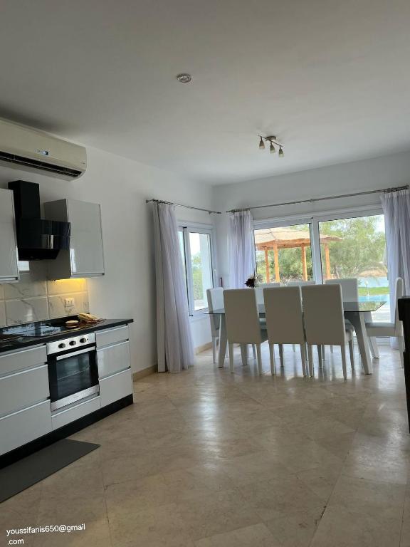 Kuchyň nebo kuchyňský kout v ubytování white villa 4 bedroom elgouna heated pool