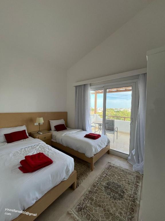Postel nebo postele na pokoji v ubytování white villa 4 bedroom elgouna heated pool