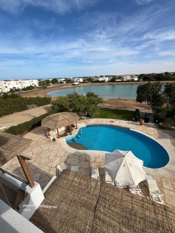 Bazén v ubytování white villa 4 bedroom elgouna heated pool nebo v jeho okolí