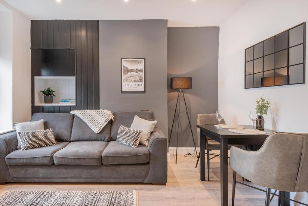 Posezení v ubytování Southend Cottage By Birch Stays