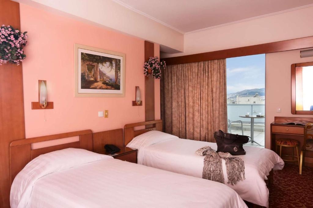 Posteľ alebo postele v izbe v ubytovaní Xenophon Hotel